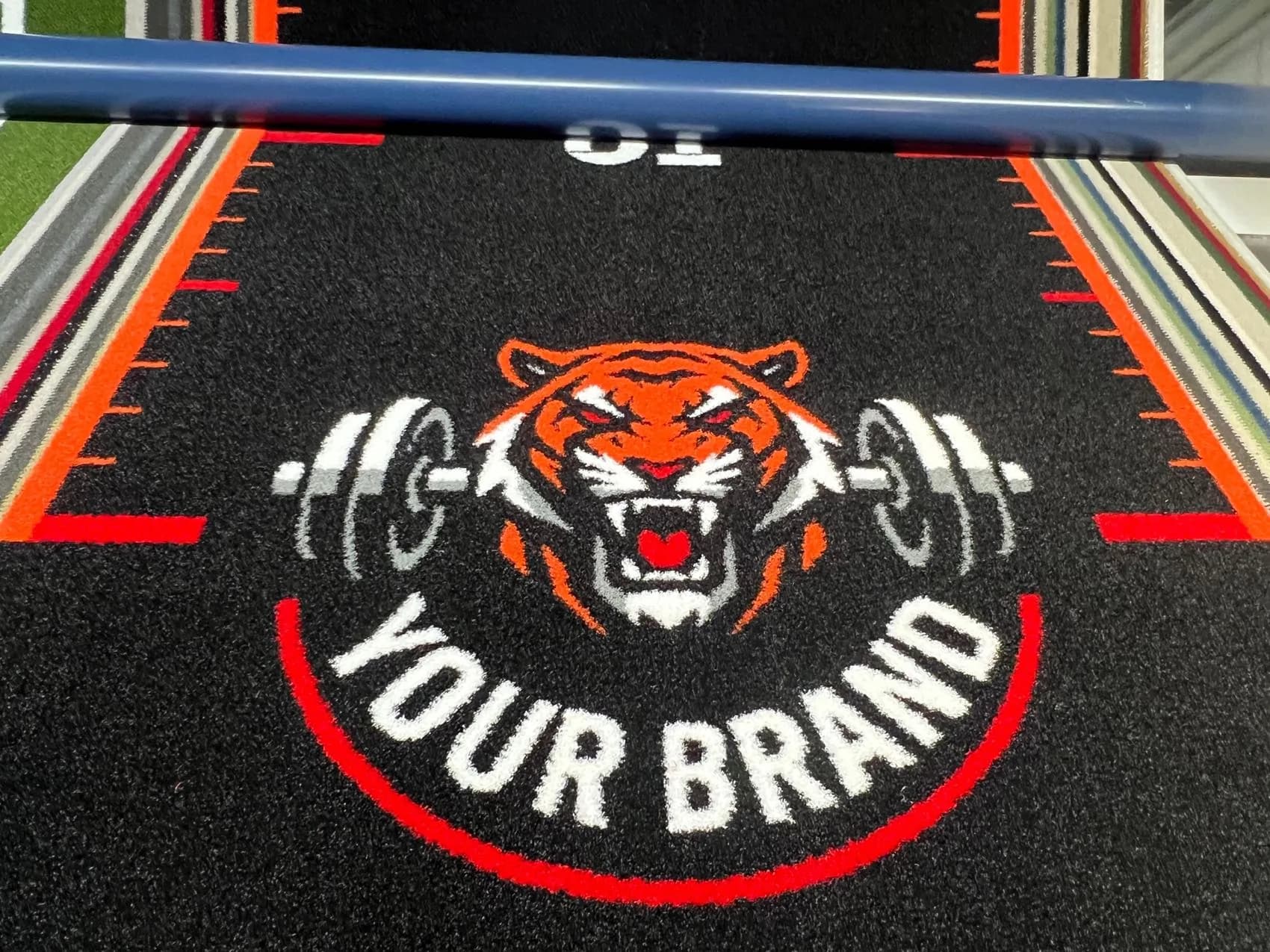 Pista Heroturfs personalizada con logo tejido