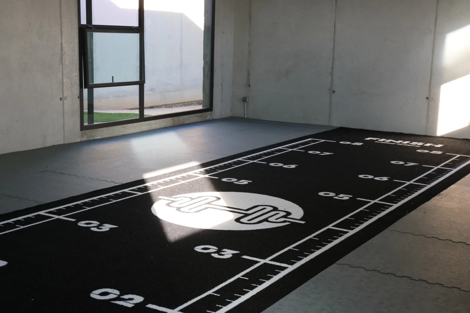 Pista Heroturfs recibida y extendida en un gimnasio