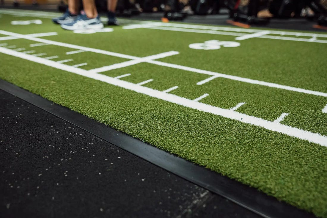Aspirar el suelo del gimnasio antes de instalar el césped