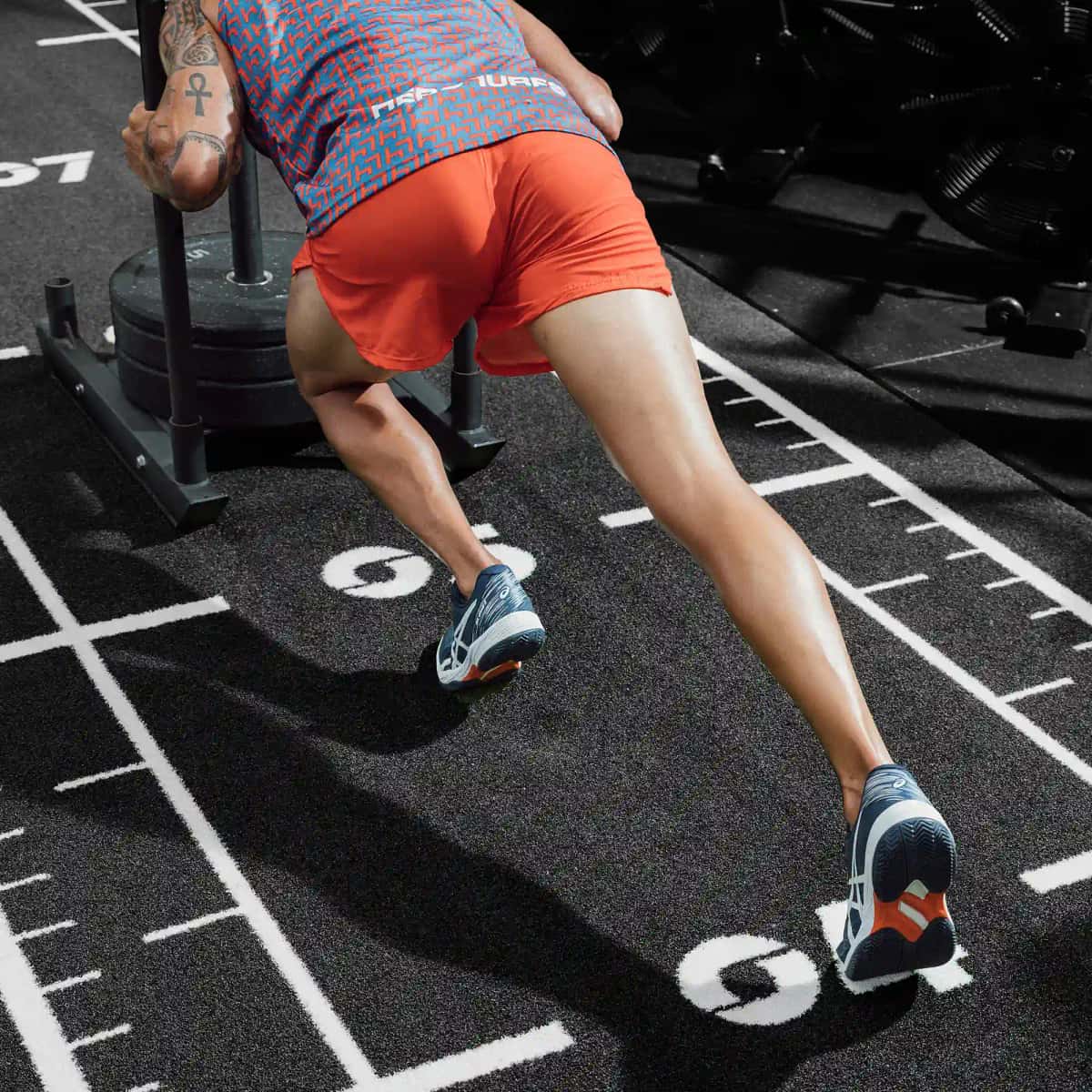 Arrastres y empujes de trineo sobre césped artificial en gimnasios